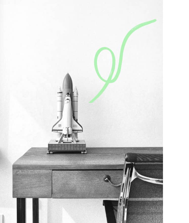 Maquette de fusée Apollo posée sur un bureau